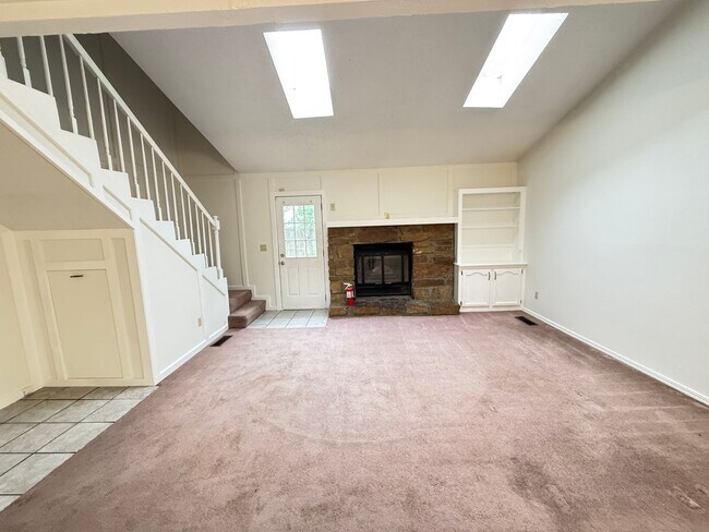 Building Photo - 3 Bedroom Duplex: One bed Downstairs, 2 large bedrooms upstairs