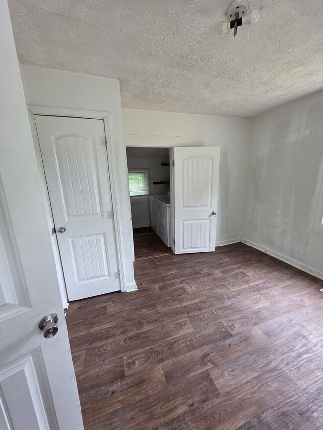 Building Photo - 2BEDROOM 1BATH