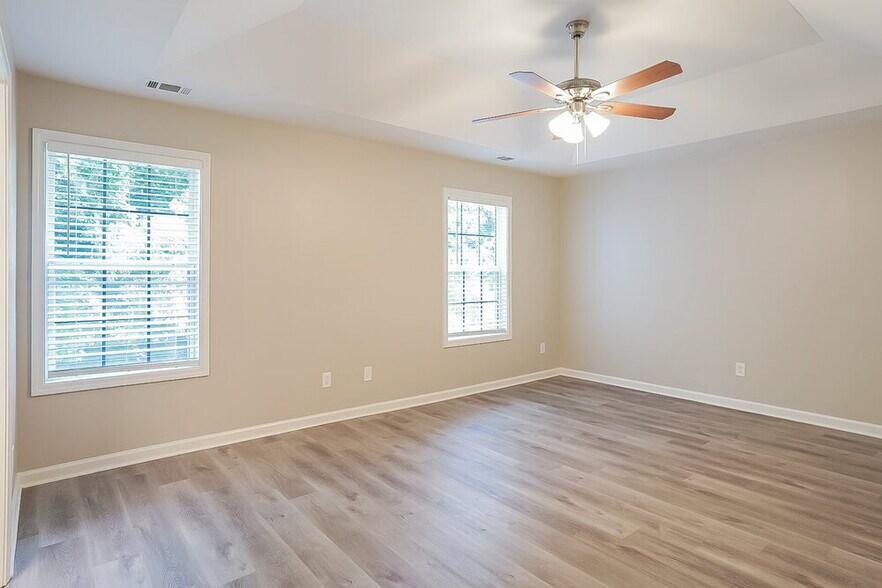 Building Photo - 4600 Ferncrest Pl