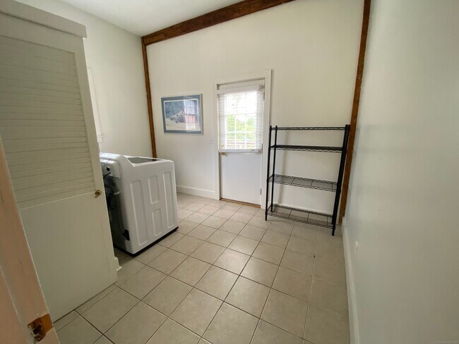 Building Photo - 143 Peters Ln