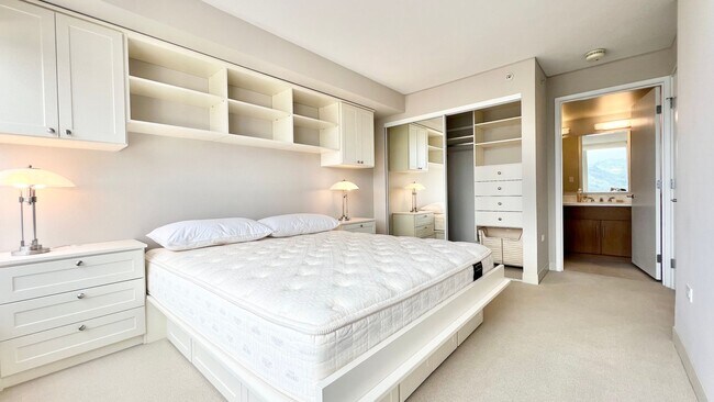 Building Photo - 2 BEDROOM HIGH FLOOR UNIT IN KAKAAKO
