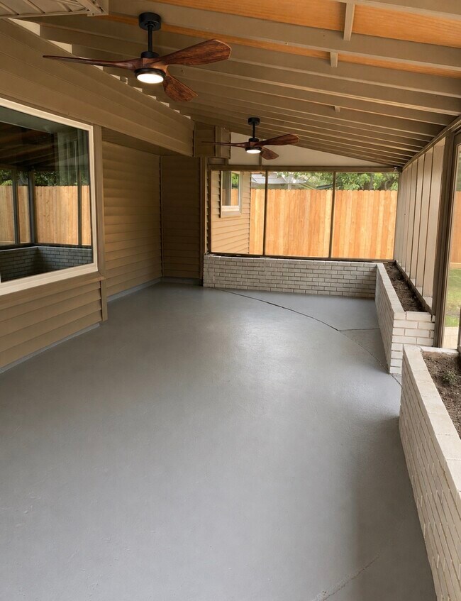 Building Photo - 1207 Shorewood Dr