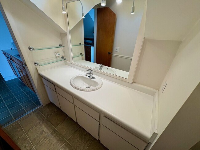 Building Photo - SKIRVIN TRIPLEX