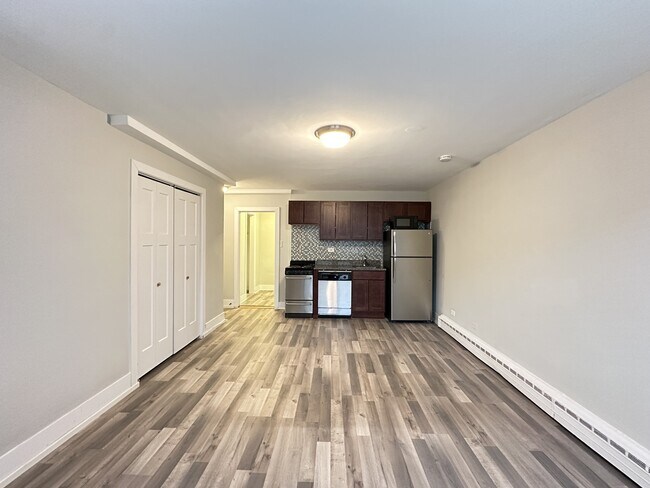 Building Photo - 450 W Wellington Ave