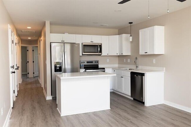 Building Photo - 542-544 W 50th Ct S