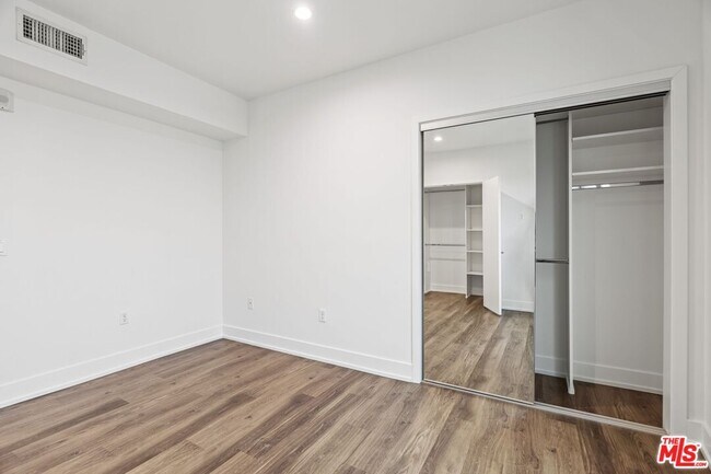 Building Photo - 129 S Kings Rd
