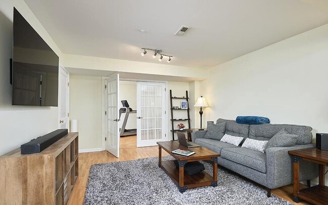 Building Photo - Beautifully maintained brick townhouse in ...