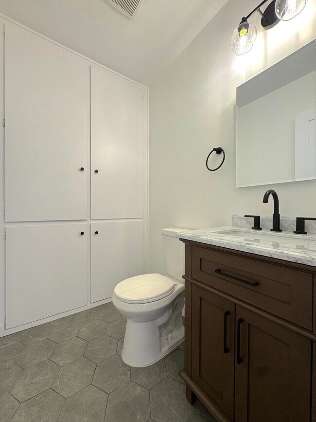 Building Photo - Fully Renovated 2-Bedroom in Prime West Ho...