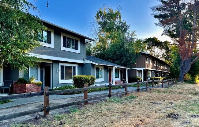 Building Photo - Recently Redone Danville 3Bed/2.5BA Two St...