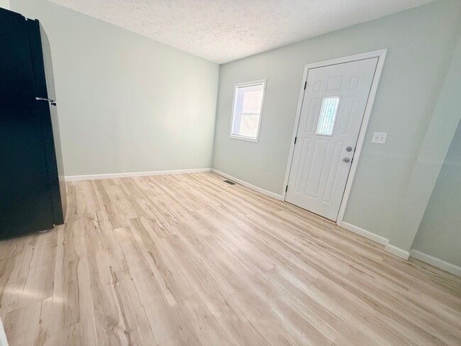 Building Photo - 2 Bedroom Apt - Utilities Paid