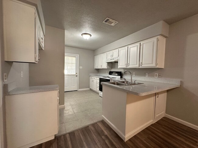 Building Photo - Spacious 3 bedroom, 2 full Bath Duplex Loc...