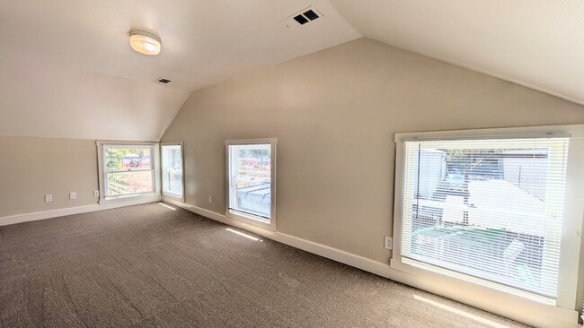 Building Photo - GREAT DOWNTOWN LOCATION!! GATED PARKING!