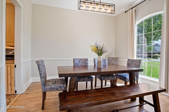 Building Photo - Beautifully updated 4-bedroom, 3-bath prop...