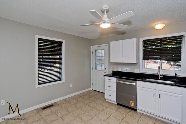 Building Photo - Newly Renovated Duplex Style Units | All New Appliances + Off Street Parking * 2 UNITS AVAILABLE *