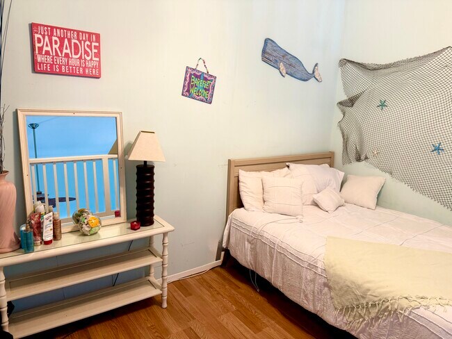 Building Photo - 17614 Front Beach Rd