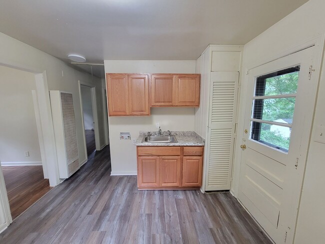 Building Photo - 2 Bedroom 1 Bathroom House