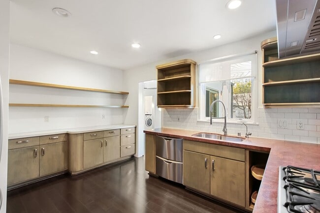 Building Photo - Downtown Davis Cottage-Available for Spring Move In