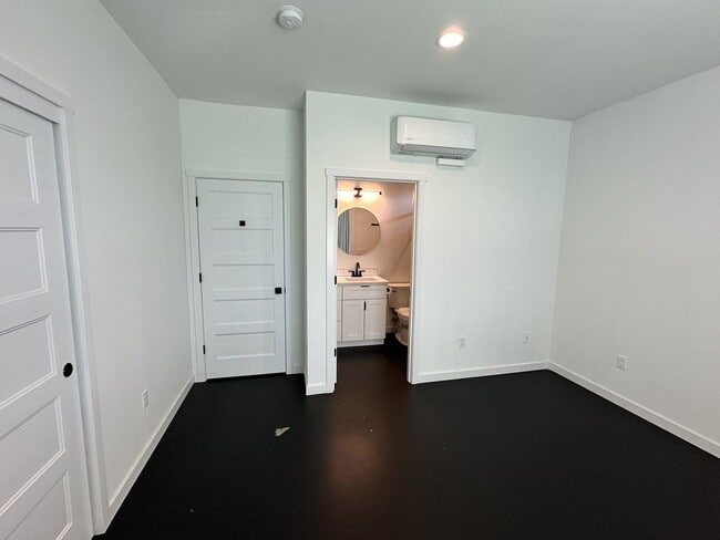 Building Photo - A Bright & Contemporary Home in Pasco