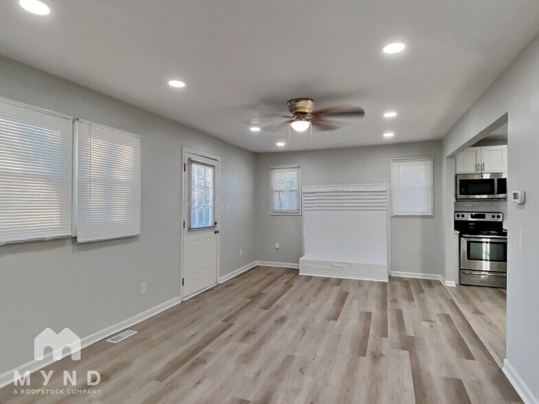 Building Photo - 900 Chalmers St