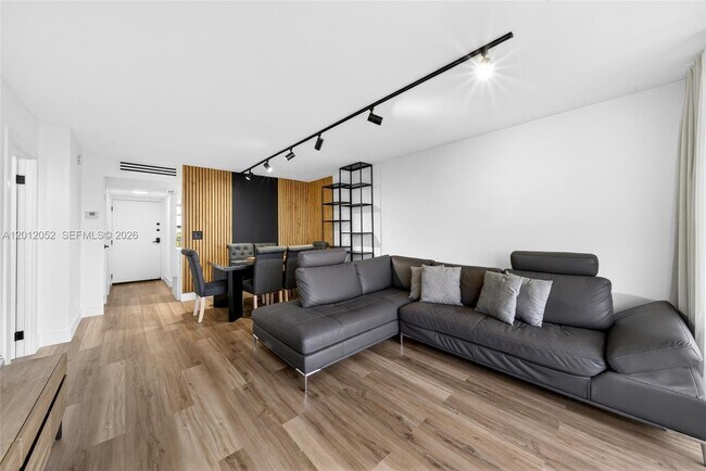 Building Photo - 3401 N Country Club Dr