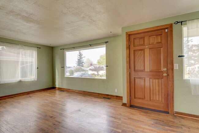 Building Photo - 2 Bedroom Pet Friendly Rambler in Town