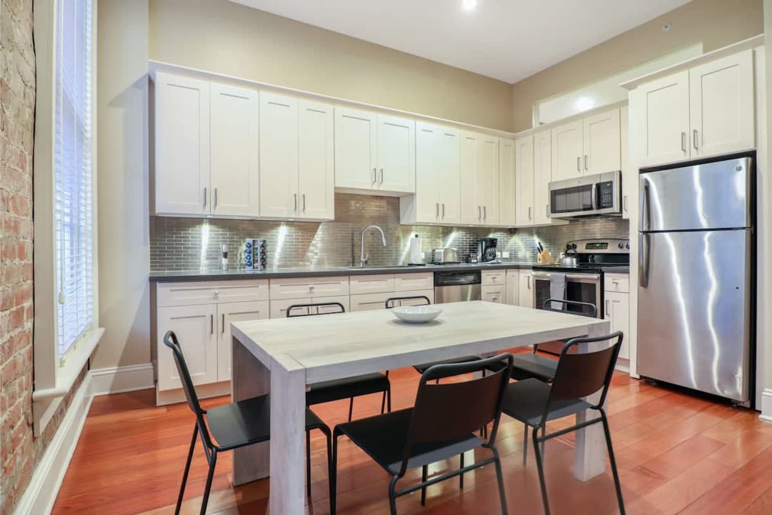 Building Photo - 822 Perdido St