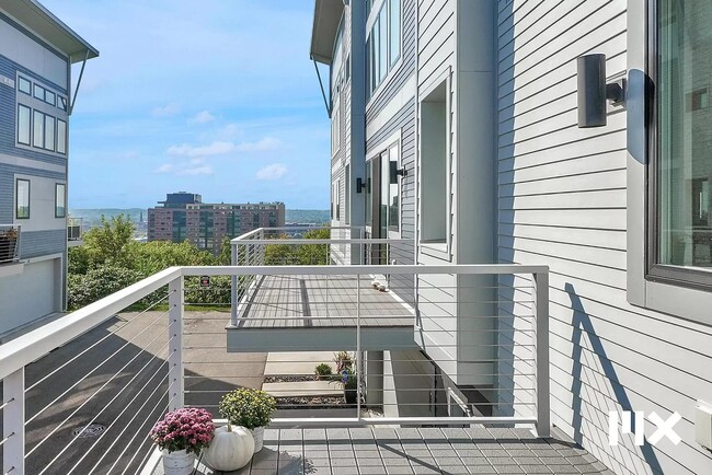 Building Photo - 627 Fairview Ave NE