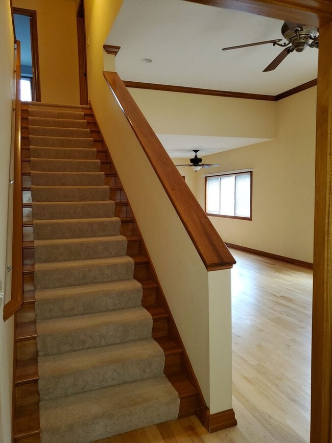 Building Photo - STUNNING, 5 BEDROOM AND 5 BATH TWIN HOME F...