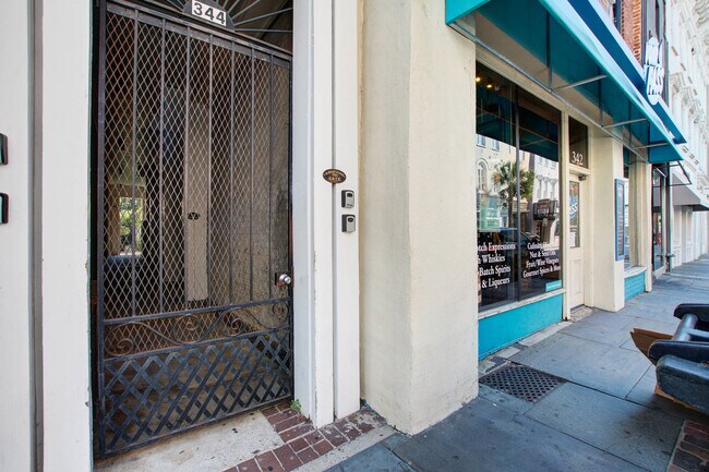 Building Photo - 342 King St