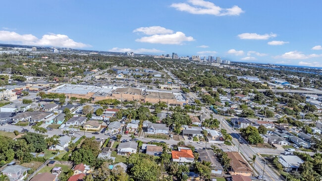 Building Photo - 818 Kaye St