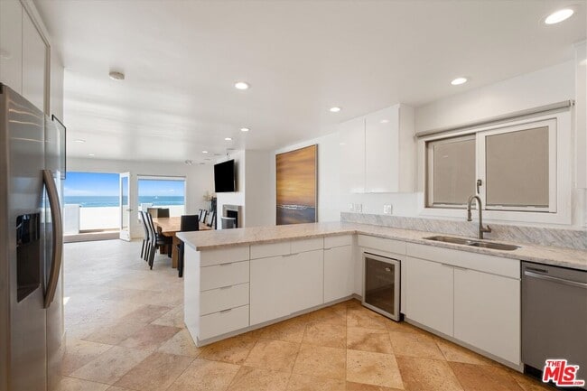 Building Photo - 6419 Ocean Front Walk