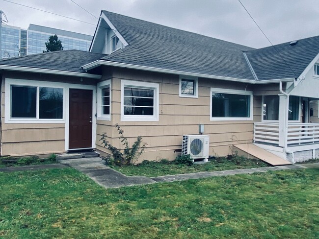 Building Photo - Updated 1910 Craftsman home in North Everett