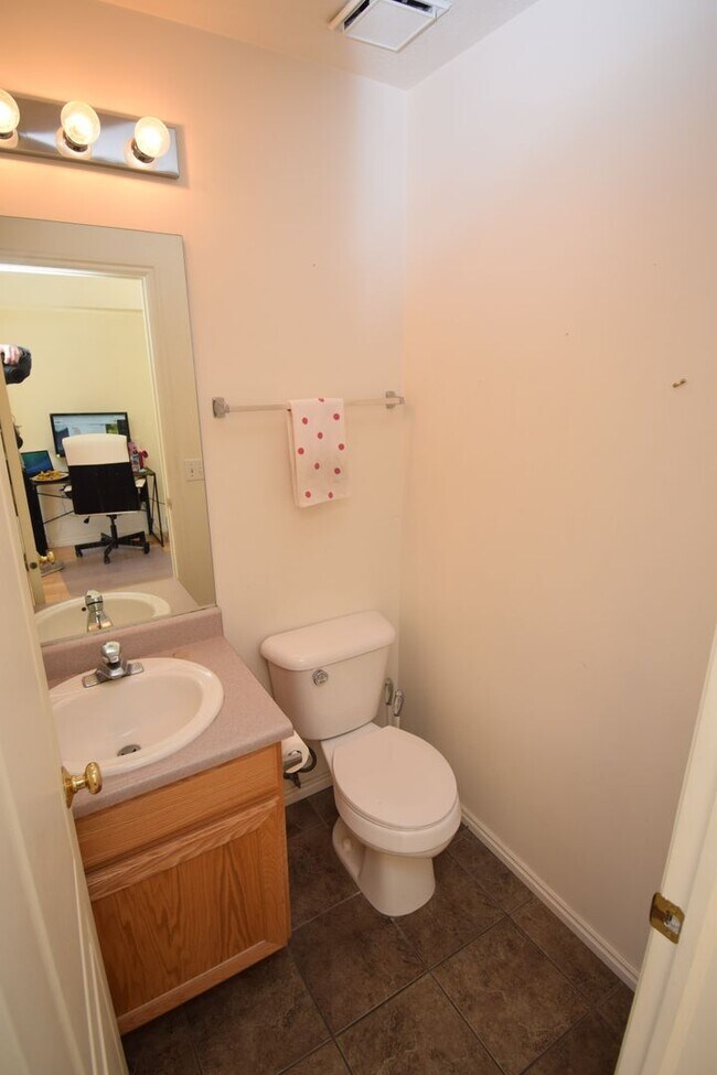 Building Photo - 874 Forest Park Ct