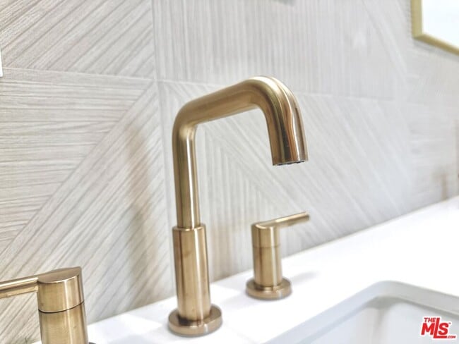 Building Photo - 6847 N Figueroa St