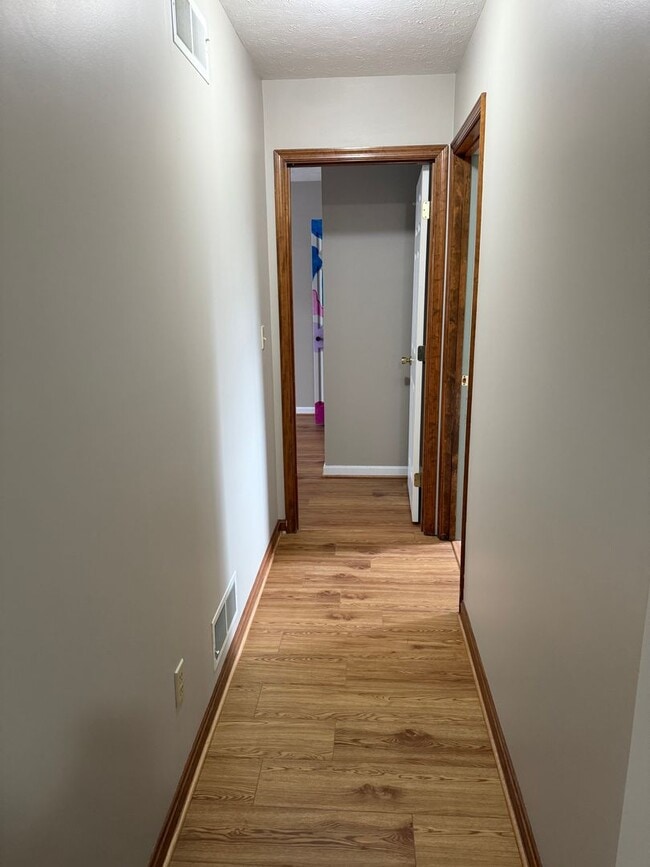 Building Photo - 1560 Buttercup Dr