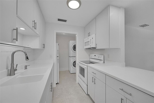 Building Photo - 810 SW 12th Ct