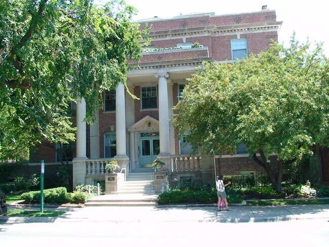 Building Photo - 156 N Oak Park Ave
