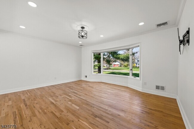 Building Photo - 27 Meadowview Rd