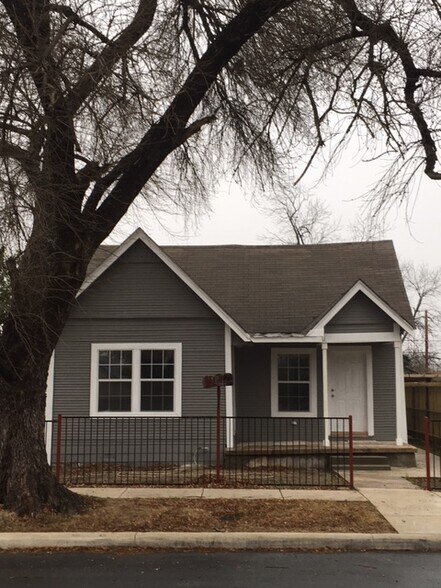 Front view - 1131 W Lynwood Ave