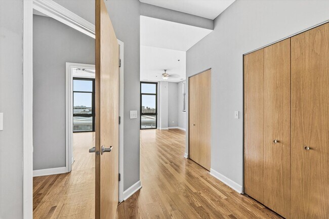 Building Photo - 221 E Cullerton St