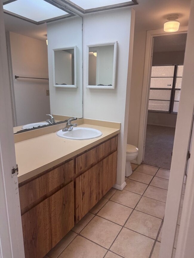 Building Photo - Updated 2/2 River Oaks Condo