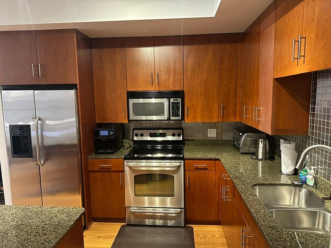 Building Photo - Modern 1 BR, 1BA Condo in Mount Vernon Squ...