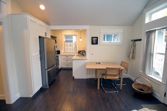 Building Photo - FULLY FURNISHED Spacious ADU Located in the heart of Portland's Historic Laurelhurst Neighborhood!