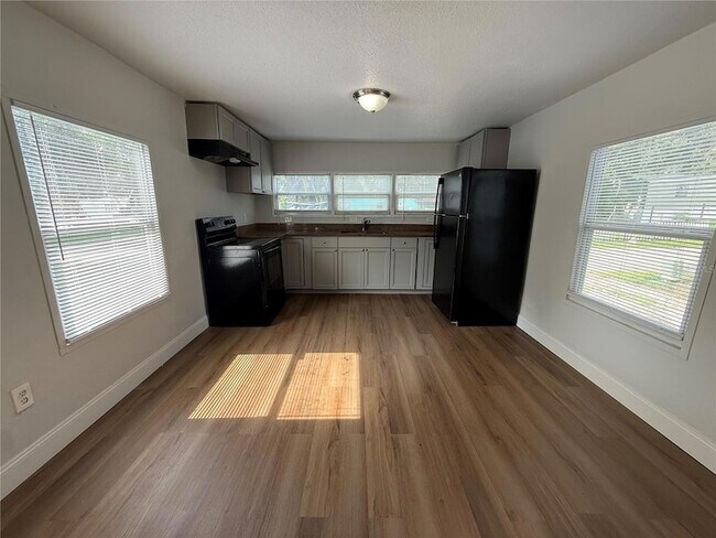 Building Photo - 37412 Carringer Rd