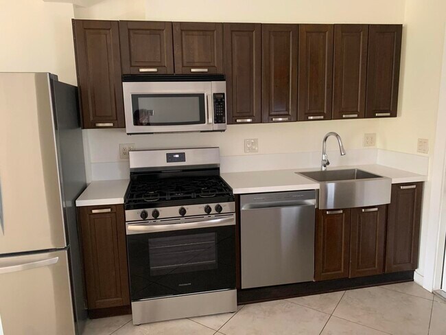 Building Photo - 2016-2018 NE 14th Ct