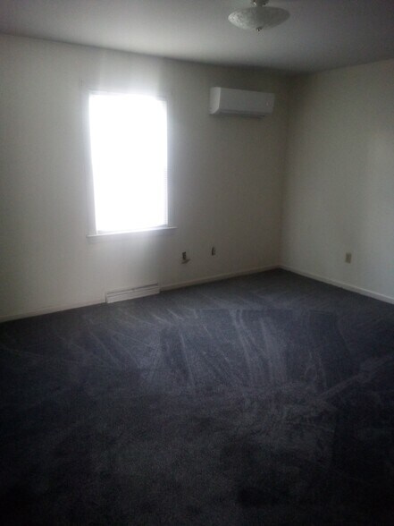 bedroom - 703 Monroe St