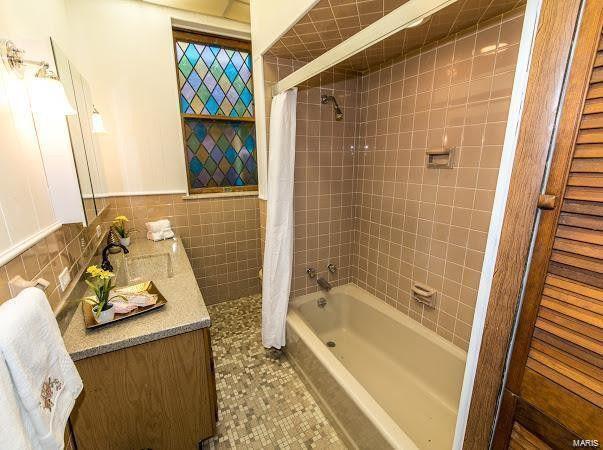 Tub/Shower Combo - 4507 S Grand Blvd