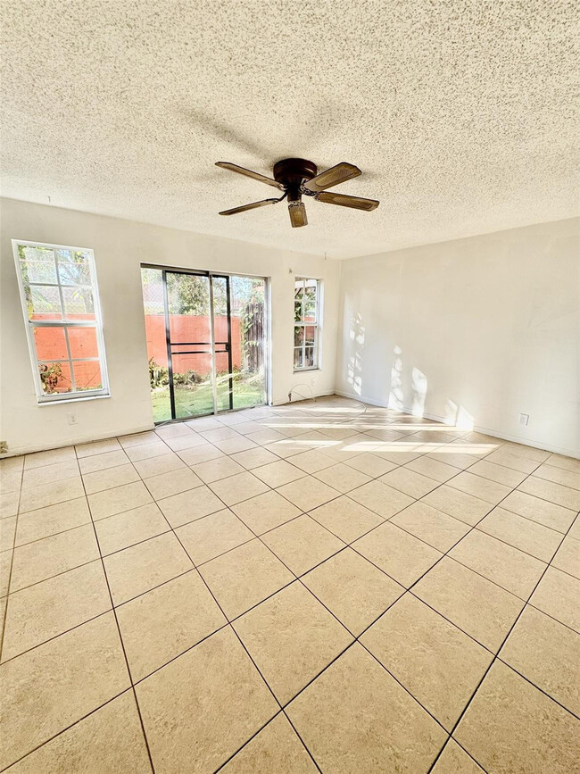 Building Photo - 680 Tennis Club Dr