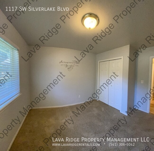 Building Photo - 1117 SW Silver Lake Blvd