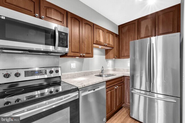 Building Photo - 5904 Mt Eagle Dr